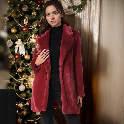 Veste mi-longue élégante en imitation fourrure.