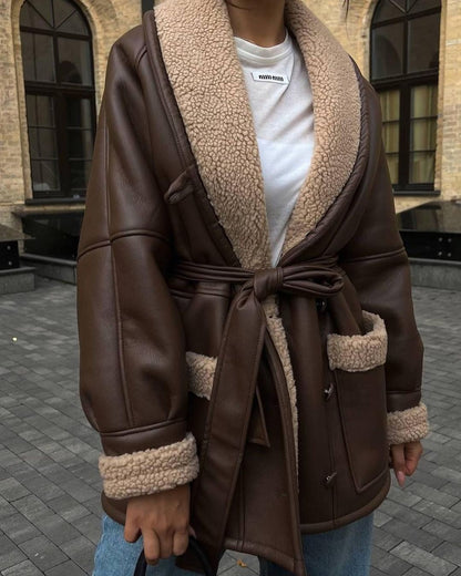 Manteau long en cuir avec empiècements fourrure