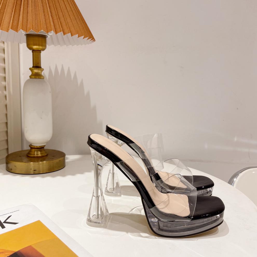 Sandales à bout séparé – Douceur et élégance