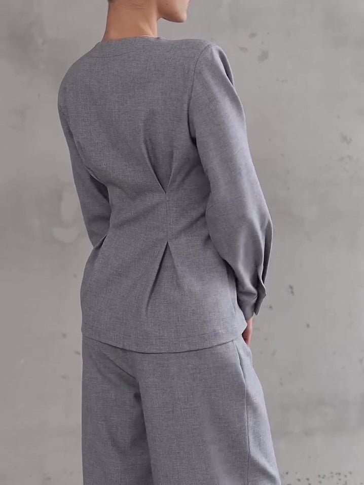 Ensemble femme gris avec haut asymétrique et pantalon large