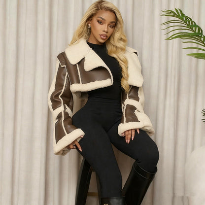 Veste courte en cuir et finitions fourrure