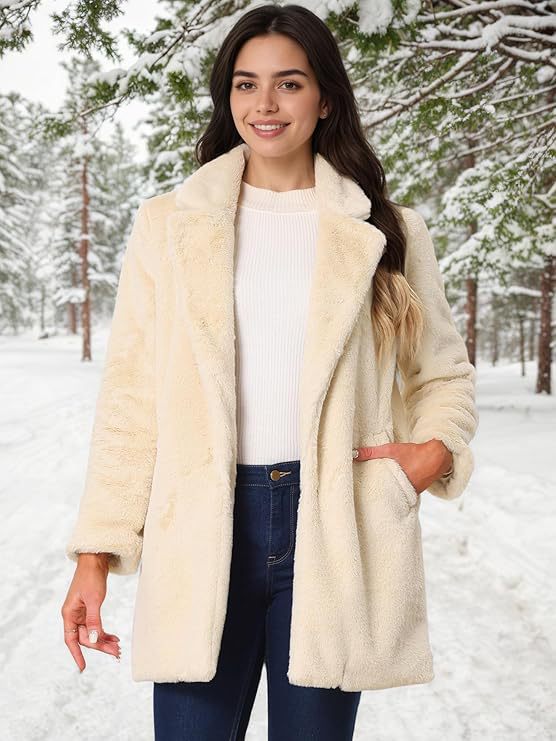 Veste mi-longue élégante en imitation fourrure.