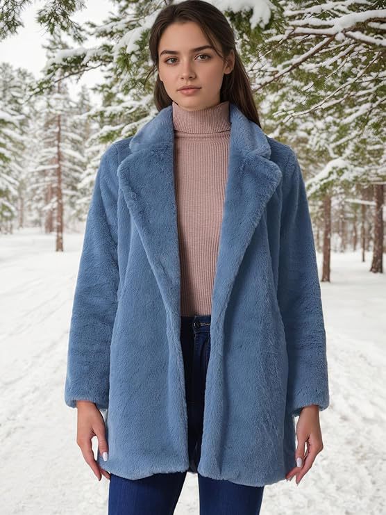 Veste mi-longue élégante en imitation fourrure.