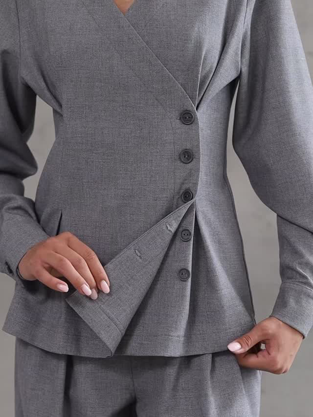Ensemble femme gris avec haut asymétrique et pantalon large