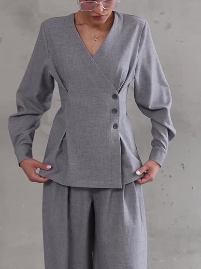 Ensemble femme gris avec haut asymétrique et pantalon large