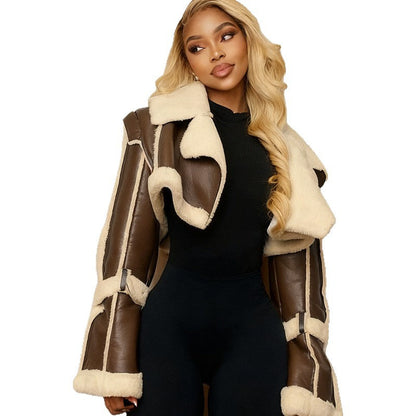 Veste courte en cuir et finitions fourrure