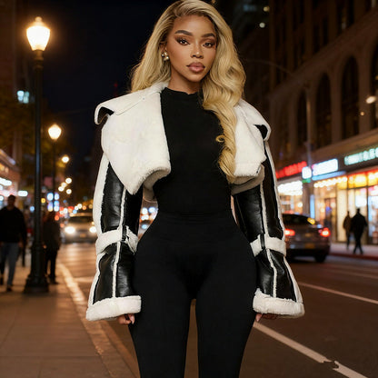 Veste courte en cuir et finitions fourrure